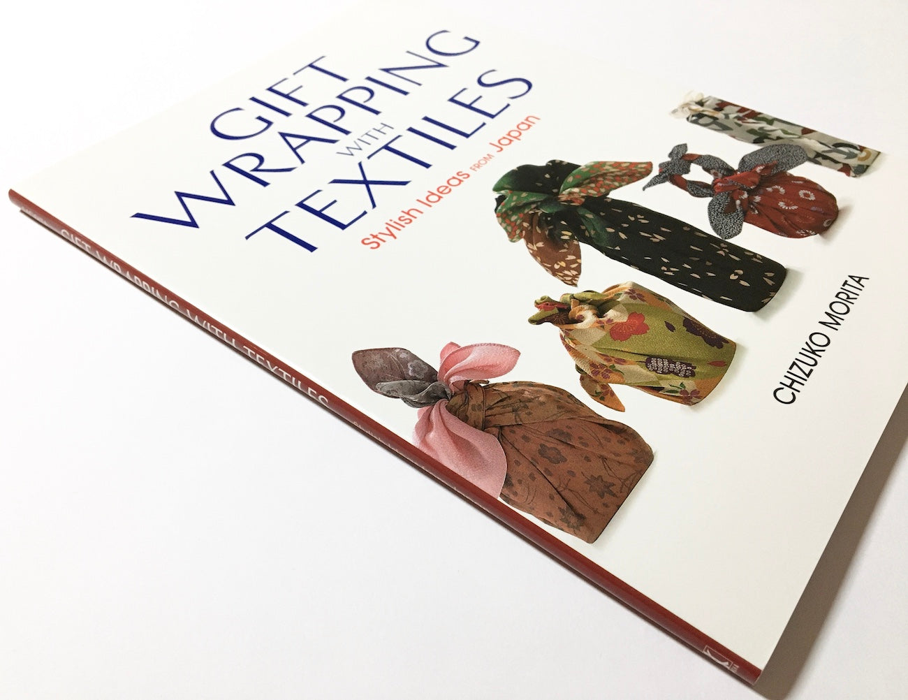 Gift wrapping with textiles: Stylish ideas from Japan