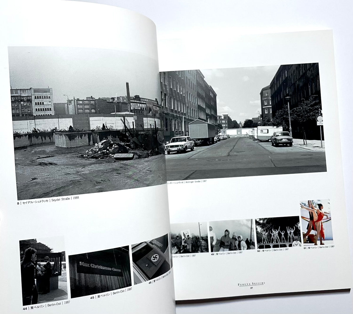 Border/Borderless : Japanese contemporary photography / はるかな空の下で : 日本の現代写真